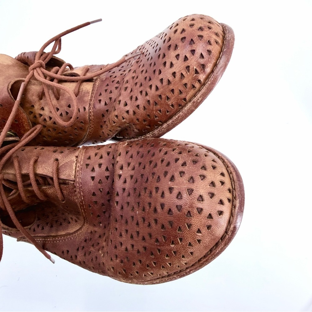 PATRICIA NASH Sabrina Perforated Leather Lace Up Ankle Booties Tan 9 - Picture 9 of 10